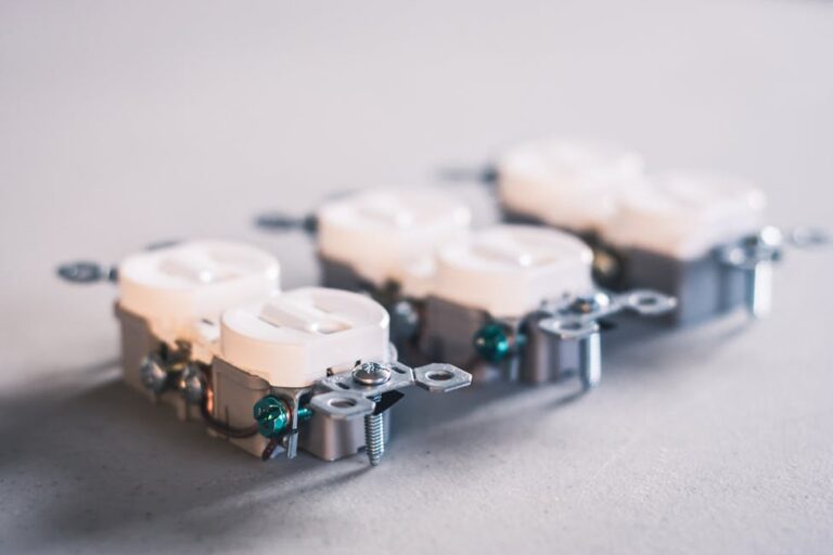 Wie repariere ich eine defekte Steckdose selbst