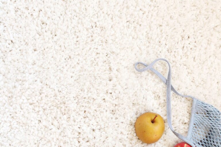 Welche Methode hilft bei der Entfernung von Nagellackflecken auf Teppichen