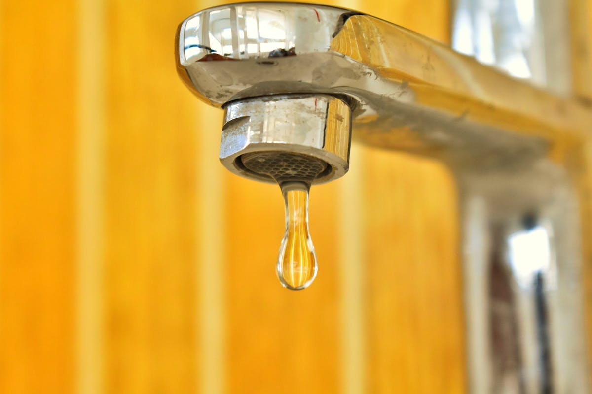 Wie dichte ich einen undichten Wasserhahn in der Küche ab