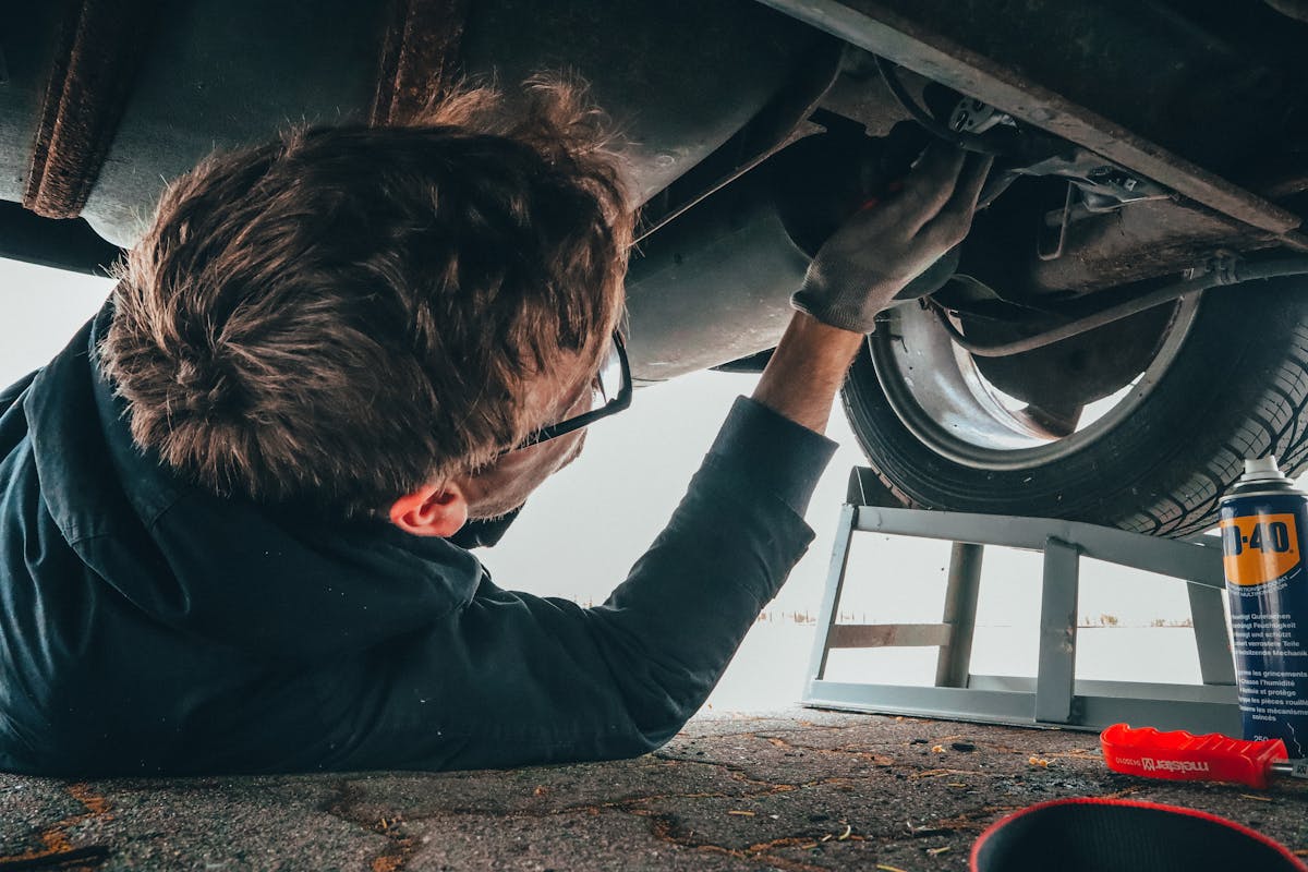Wie entferne ich Ölflecken von meiner Garageneinfahrt