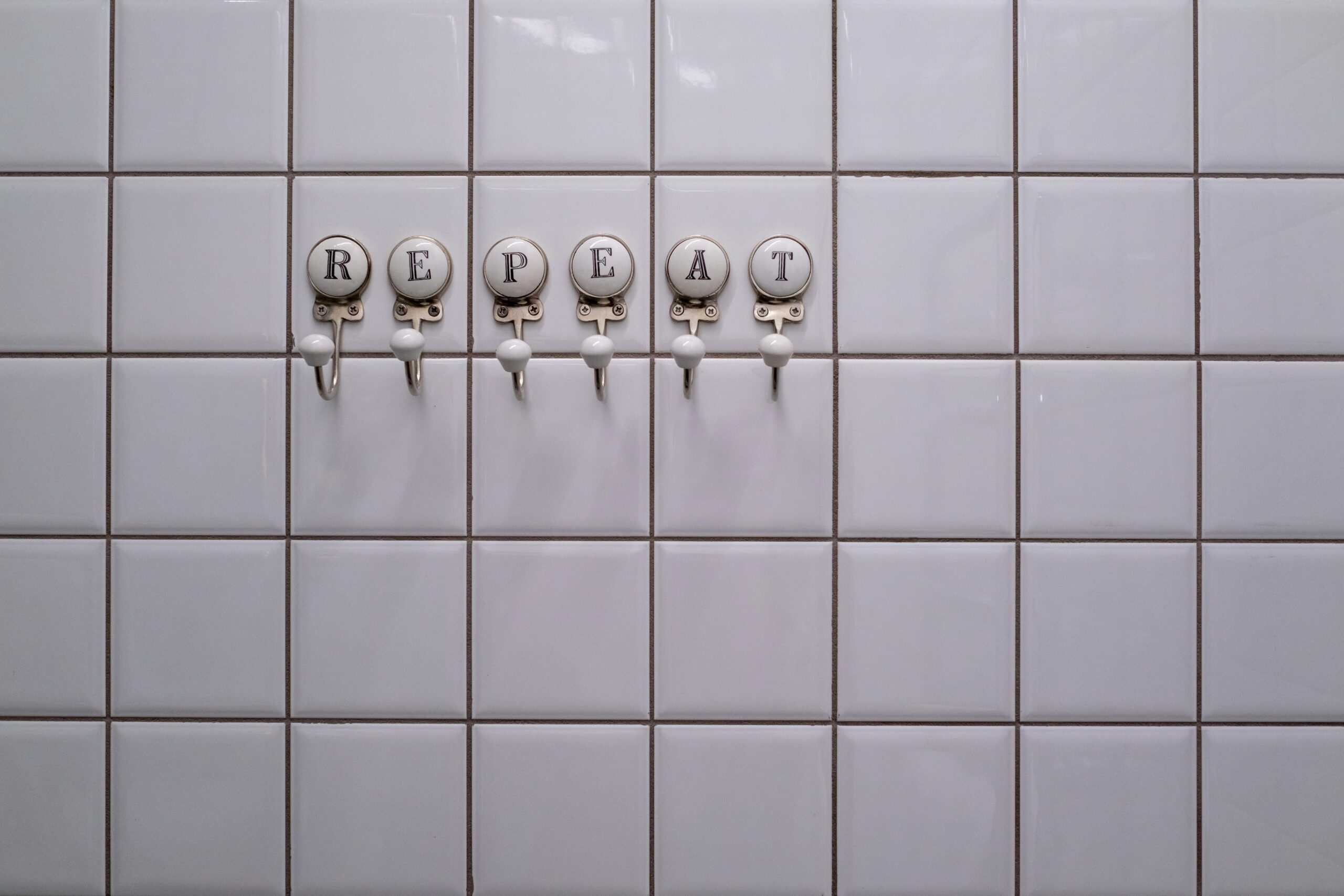 Wie verlege ich eine neue Silikonfuge um die Badewanne?