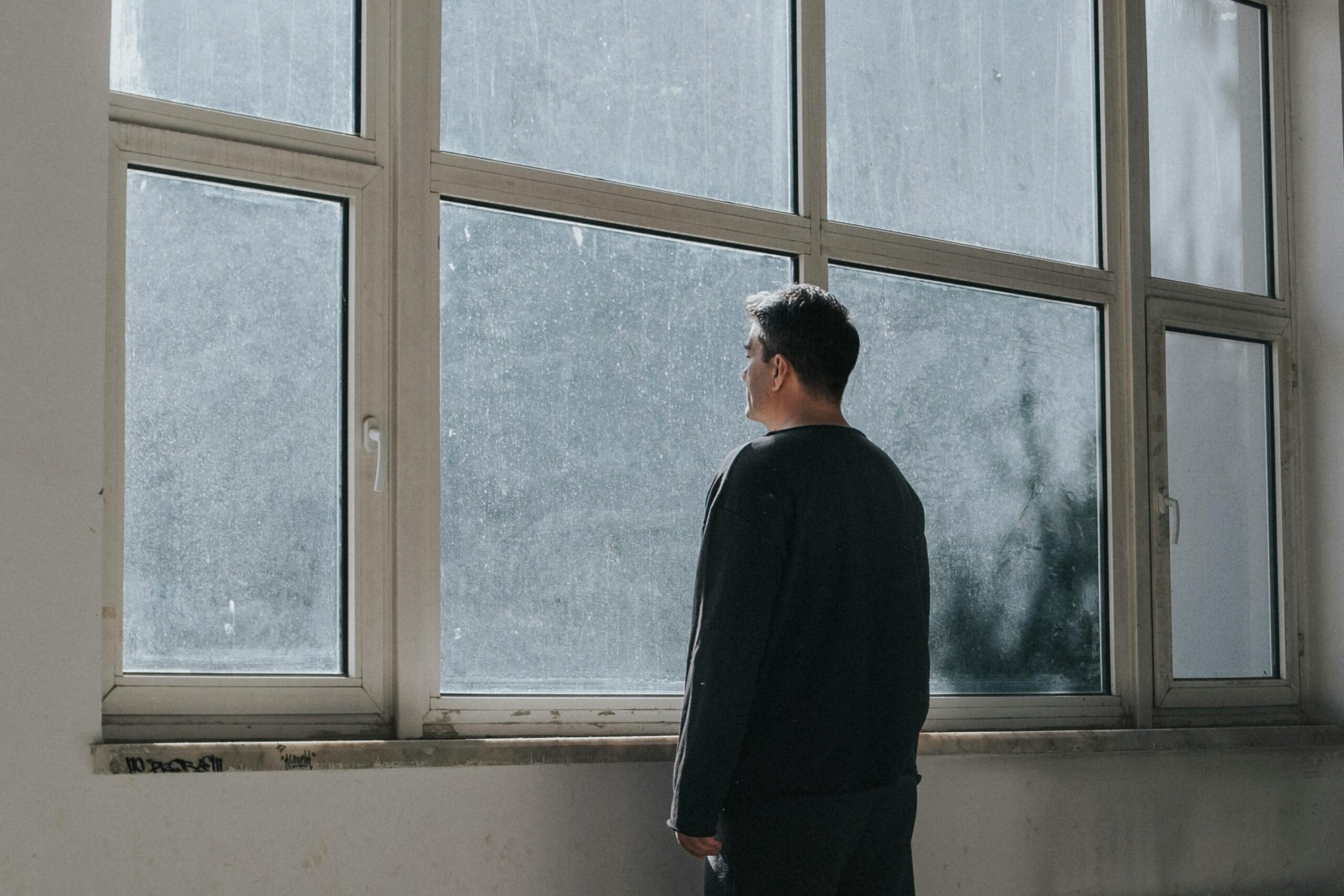 Welche Maßnahmen helfen bei der Entfernung von Schimmel an Fensterrahmen?