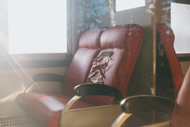 Wie repariere ich einen gerissenen Ledersessel?