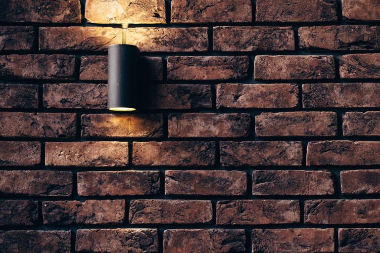 Wie entferne ich Farbe von Ziegelmauerwerk