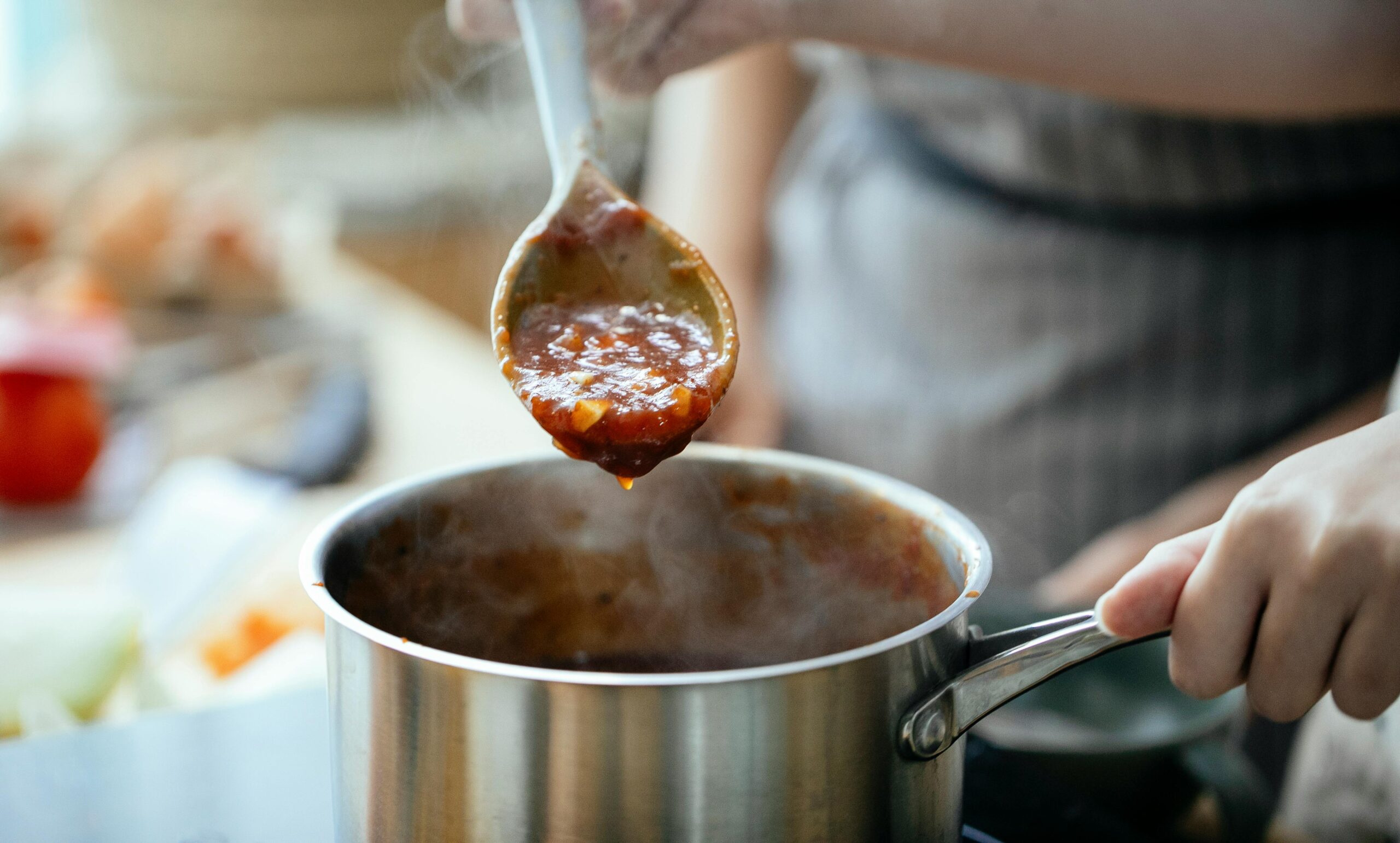 Welche Methode hilft bei der Entfernung von Tomatensoßenflecken auf Kleidung?