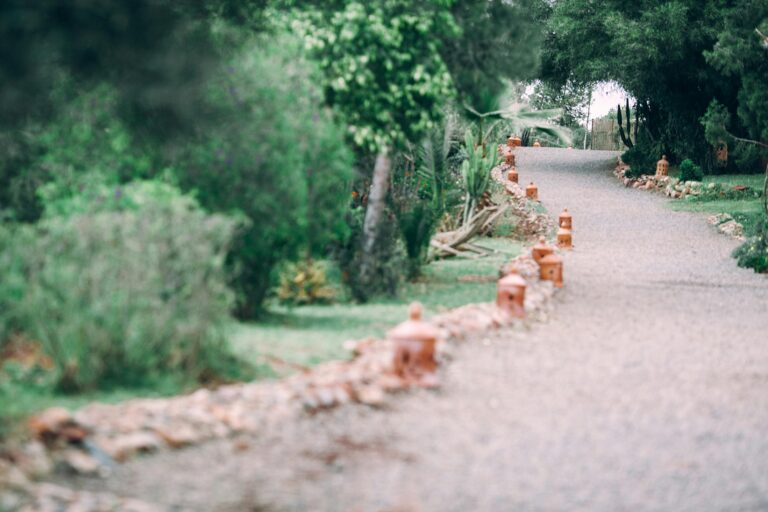 Was kann man tun, wenn der Gartenweg uneben ist?