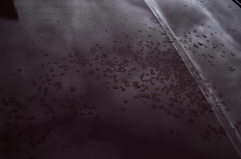 Wie entferne ich Kleberreste von Metalloberflächen?