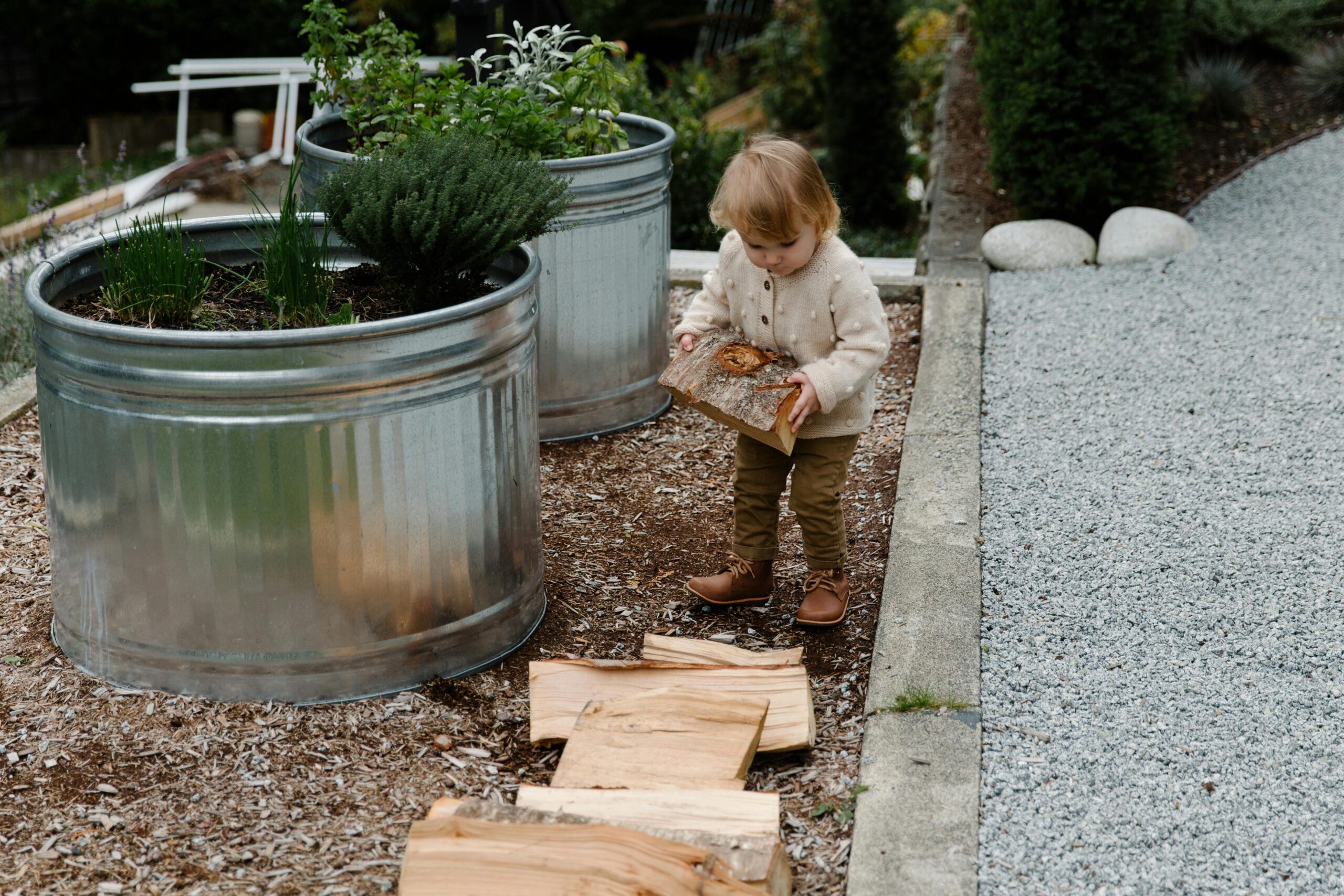 Welche Technik eignet sich für das Verlegen von Metallplatten im Garten?