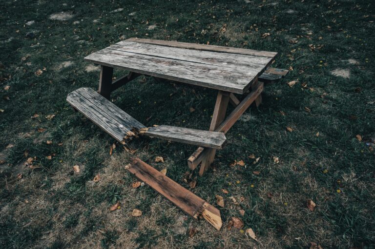 Wie repariere ich eine beschädigte Holzbank im Garten?