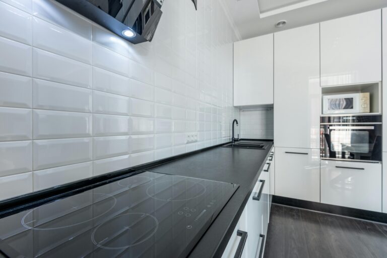 Wie kann ich eine kaputte Kunststoffleiste im Haus ersetzen?