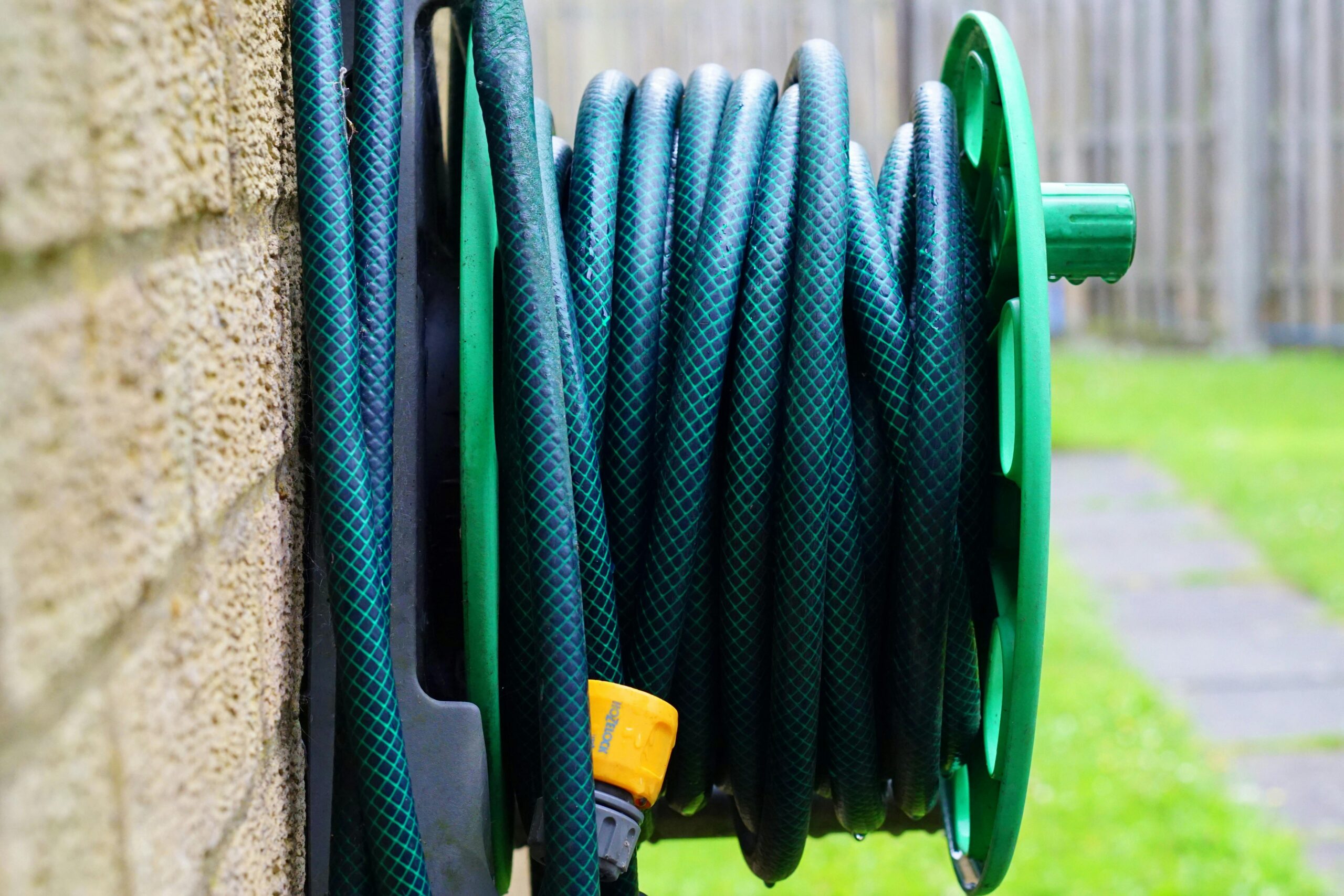 Welche Methode hilft bei der Entfernung von Grasflecken auf Gartenschläuchen?