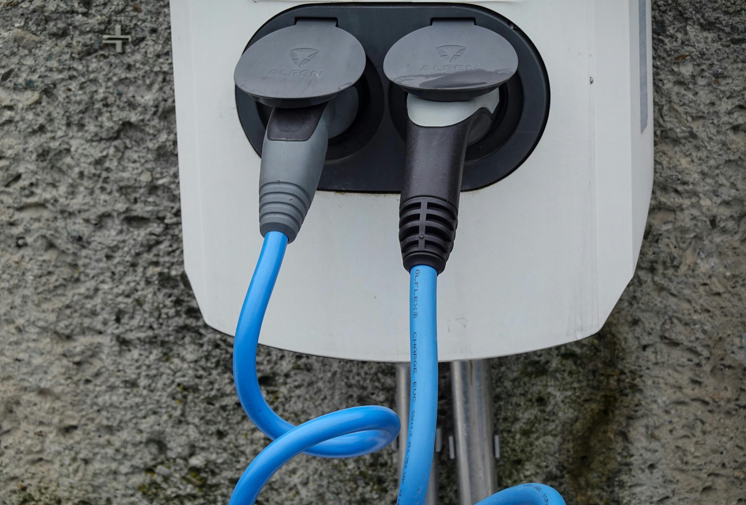 Was ist bei der Installation von Stromanschlüssen im Außenbereich zu beachten?