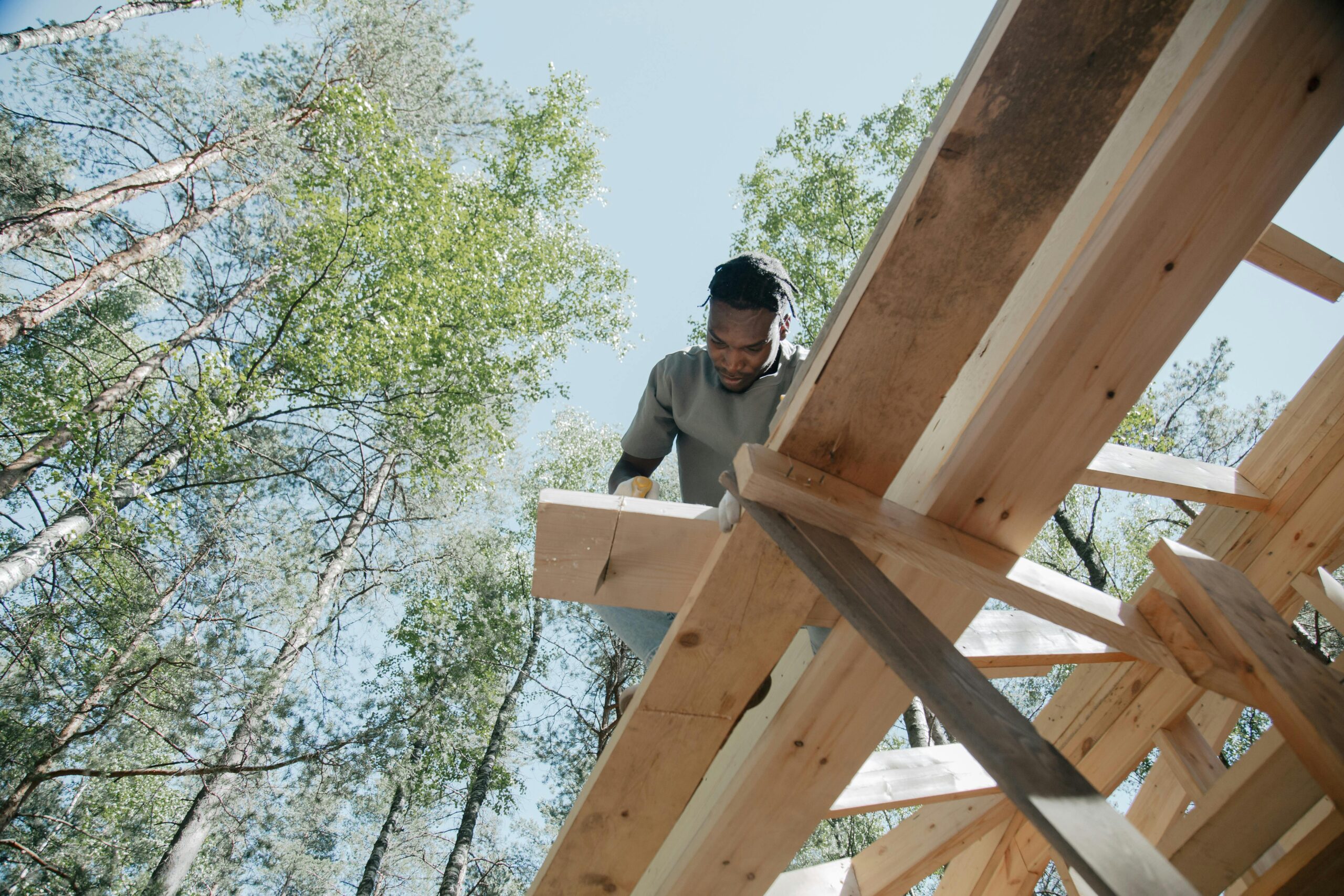 Welche Vorteile bieten Holzständerbauweisen im Vergleich zur Massivbauweise?