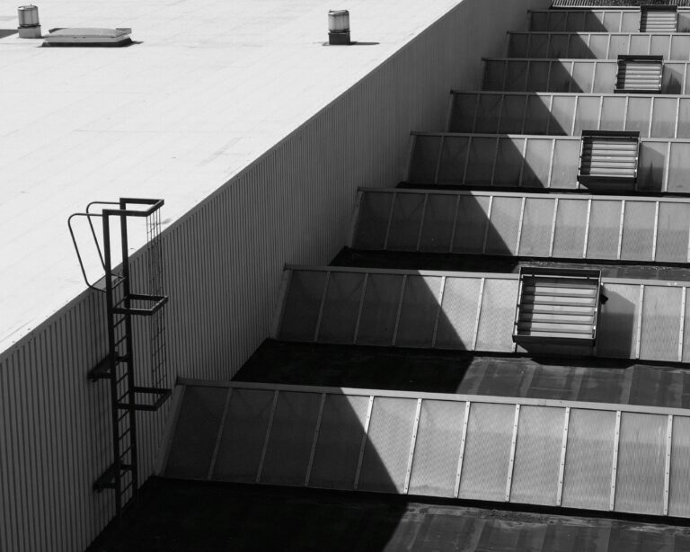 Ist ein Flachdach pflegeintensiver als ein Satteldach?