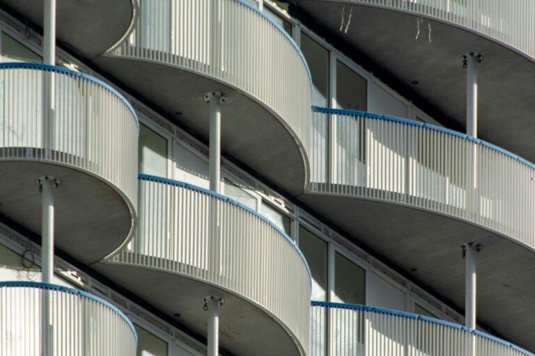 Wie groß sollte ein Balkon mindestens sein, damit er praktisch ist?
