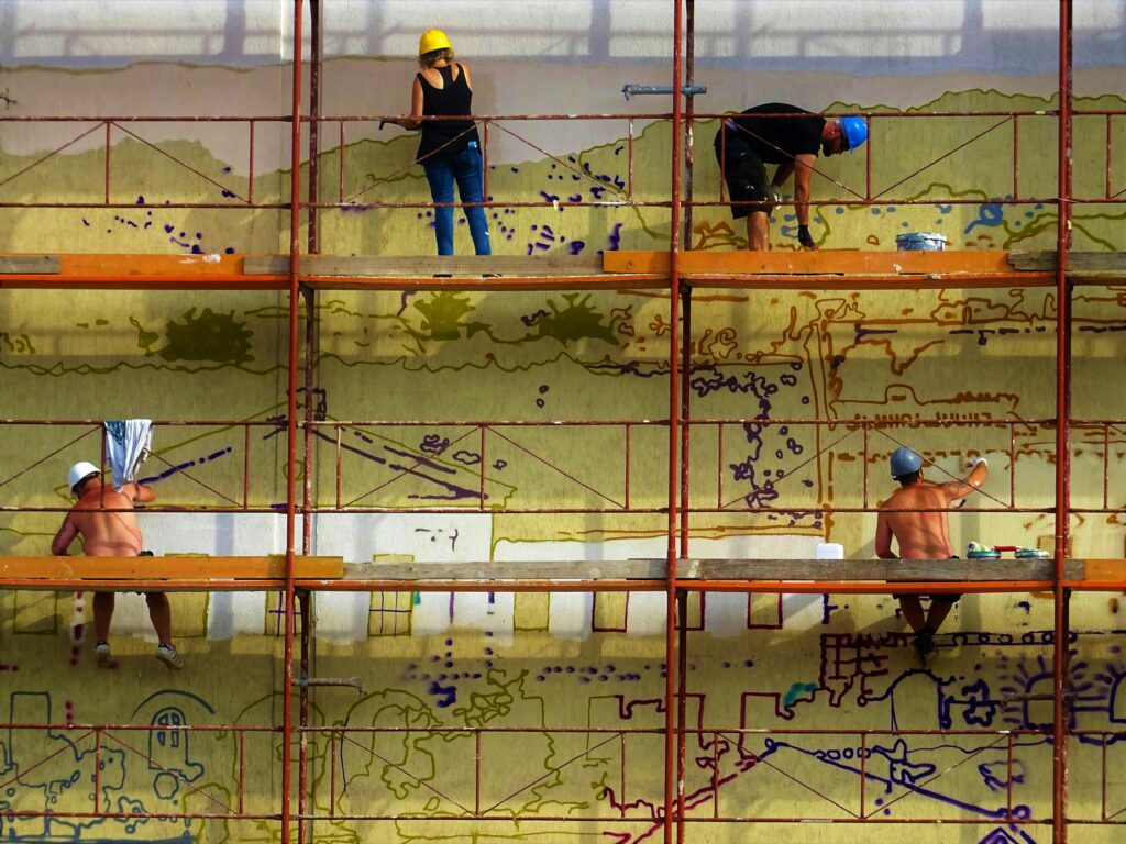Wie breit muss ein Baugerüst sein und wer baut das auf?