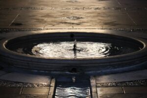 Wie tief muss ein Gartenbrunnen gebohrt werden
