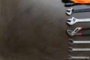 Spüle sitzt nicht mehr fest in der Arbeitsplatte – was man tun kann