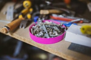 Feuchte Stelle am Kamin: welche Ursachen infrage kommen